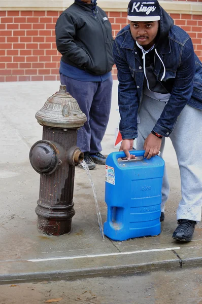 BROOKLYN, NY - NOVEMBER 01: at the Seagate neighborhood feeling up water from fire hydrant due to impact from Hurricane Sandy in Brooklyn, New York, U.S., on Thursday, November 01, 2012. — Stock Photo, Image