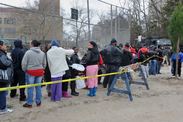 Brooklyn, ny - november 01: unsere armee hilft den völkern in der seagate-gegend mit wasser und nahrung infolge des hurrikans sandig in brooklyn, new york, uss. am donnerstag, den 01.november2012. — Stockfoto