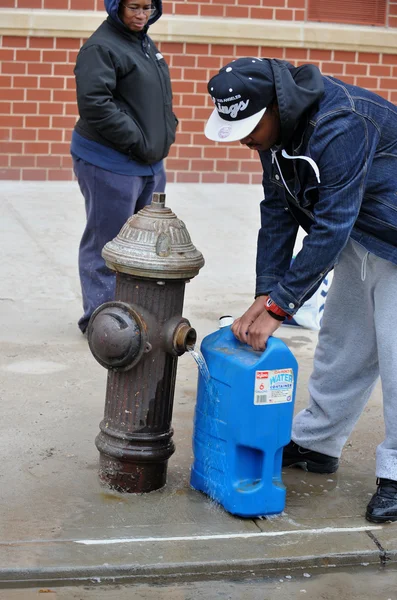 BROOKLYN, NY - NOVEMBER 01: at the Seagate neighborhood feeling up water from fire hydrant due to impact from Hurricane Sandy in Brooklyn, New York, U.S., on Thursday, November 01, 2012. — Stock Photo, Image