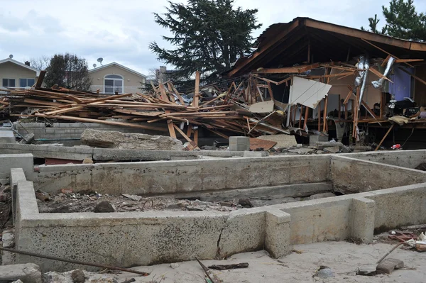 BROOKLYN, NY - 01 DE NOVIEMBRE: Graves daños en los edificios del barrio de Seagate debido al impacto del huracán Sandy en Brooklyn, Nueva York, EE.UU., el jueves 01 de noviembre de 2012 . —  Fotos de Stock