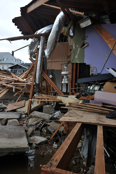 BROOKLYN, NY - 01 DE NOVIEMBRE: Graves daños en los edificios del barrio de Seagate debido al impacto del huracán Sandy en Brooklyn, Nueva York, EE.UU., el jueves 01 de noviembre de 2012 . — Foto de Stock
