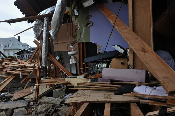 Brooklyn, ny - 01 november: ernstige schade in de gebouwen in de buurt van seagate toe te schrijven aan de gevolgen van orkaan zandstrand in brooklyn, new york, VS, op donderdag, 01 november 2012. — Stockfoto