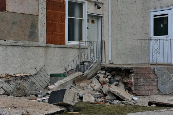 BROOKLYN, NY - 01 DE NOVIEMBRE: Graves daños en los edificios del barrio de Seagate debido al impacto del huracán Sandy en Brooklyn, Nueva York, EE.UU., el jueves 01 de noviembre de 2012 . — Foto de Stock