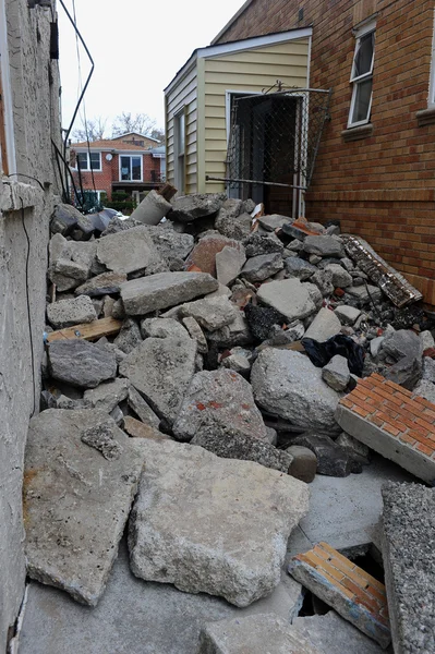 BROOKLYN, NY - NOVEMBRO 01: Graves danos nos edifícios do bairro Seagate devido ao impacto do furacão Sandy no Brooklyn, Nova York, EUA, na quinta-feira, 01 de novembro de 2012 . — Fotografia de Stock