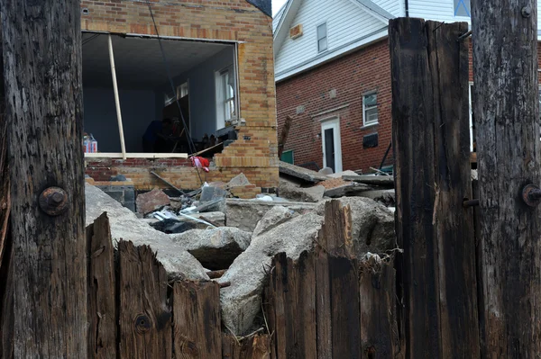 BROOKLYN, NY - 01 DE NOVIEMBRE: Graves daños en los edificios del barrio de Seagate debido al impacto del huracán Sandy en Brooklyn, Nueva York, EE.UU., el jueves 01 de noviembre de 2012 . —  Fotos de Stock