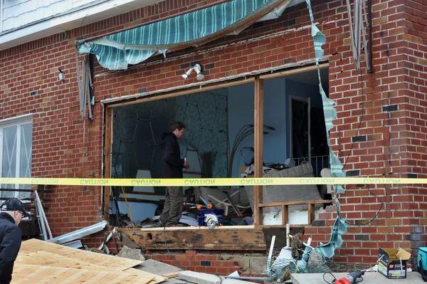 Brooklyn, ny - 01 november: ernstige schade in de gebouwen in de buurt van seagate toe te schrijven aan de gevolgen van orkaan zandstrand in brooklyn, new york, VS, op donderdag, 01 november 2012. — Stockfoto