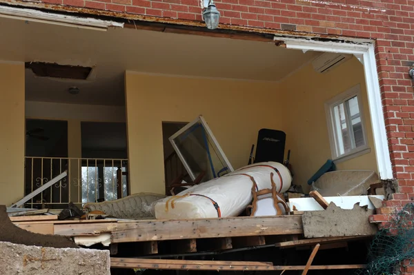 BROOKLYN, NY - 01 DE NOVIEMBRE: Graves daños en los edificios del barrio de Seagate debido al impacto del huracán Sandy en Brooklyn, Nueva York, EE.UU., el jueves 01 de noviembre de 2012 . —  Fotos de Stock