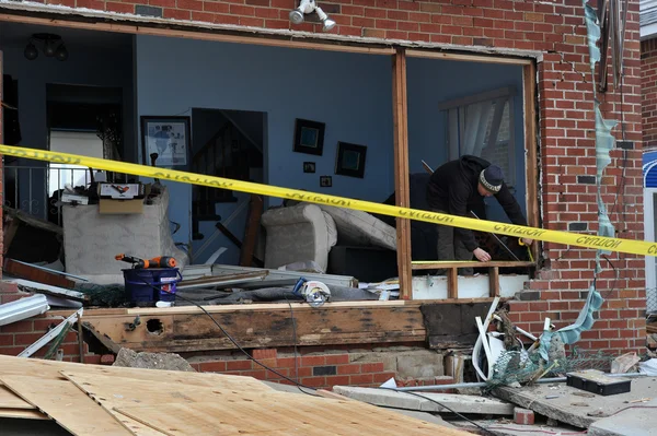 BROOKLYN, NY - 01 DE NOVIEMBRE: Graves daños en los edificios del barrio de Seagate debido al impacto del huracán Sandy en Brooklyn, Nueva York, EE.UU., el jueves 01 de noviembre de 2012 . — Foto de Stock