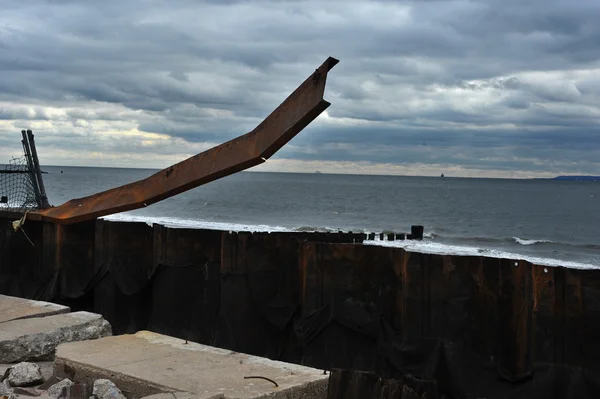 Graves danos na construção metálica de edifícios no bairro Seagate devido ao impacto do furacão Sandy no Brooklyn, Nova York, EUA, na quinta-feira, 01 de novembro de 2012 — Fotografia de Stock