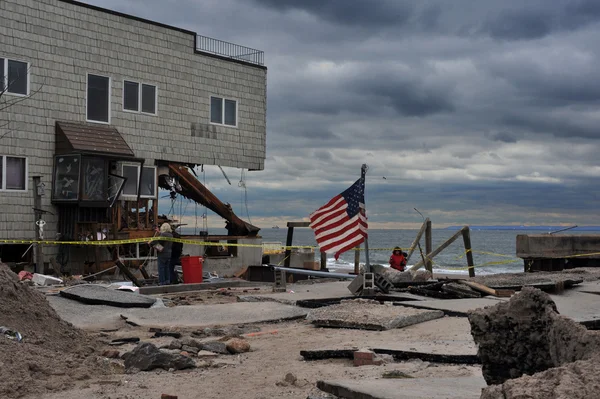 Brooklyn, ny - 01 november: ernstige schade in de gebouwen in de buurt van seagate toe te schrijven aan de gevolgen van orkaan zandstrand in brooklyn, new york, VS, op donderdag, 01 november 2012. — Stockfoto