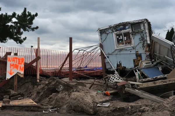 BROOKLYN, NY - 01 DE NOVIEMBRE: Graves daños en los edificios del Seagate Beach Club debido al impacto del huracán Sandy en Brooklyn, Nueva York, EE.UU., el jueves 01 de noviembre de 2012 . — Foto de Stock