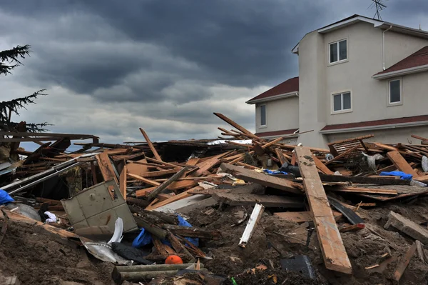 BROOKLYN, NY - NOVEMBRO 01: Graves danos nos edifícios do bairro Seagate devido ao impacto do furacão Sandy no Brooklyn, Nova York, EUA, na quinta-feira, 01 de novembro de 2012 . Imagem De Stock