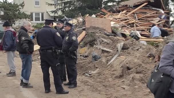 BROOKLYN, NY - NOVEMBRO 01: Dano de casas devido furacão Sandy em Sea Gate, Brooklyn NY - Segundo dia após o furacão. 01 de novembro de 2012 em Brooklyn NY, Estados Unidos — Vídeo de Stock