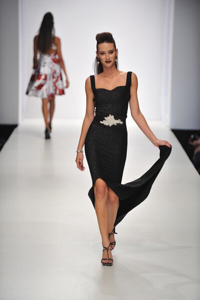 LOS ANGELES - OUTUBRO 19: Modelos caminham no final da pista para a coleção Nathanaelle no Sunset Gower Studios durante o Los Angeles Fashion Weekend em 19 de outubro de 2012 em Los Ageles, CA — Fotografia de Stock