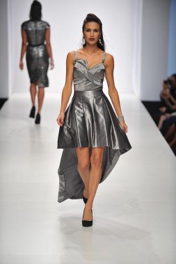 Los angeles - 19 Ekim: model yürür pist 19 Ekim 2012 tarihinde los angeles moda hafta sonu boyunca günbatımı gower Studios dina bar-el koleksiyonu için los ageles, ca