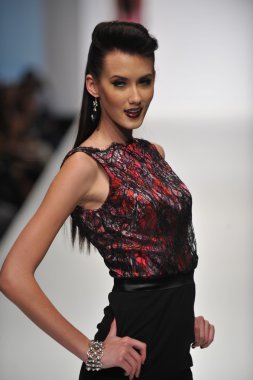 Los angeles - 19 Ekim: model yürür pist 19 Ekim 2012 tarihinde los angeles moda hafta sonu boyunca günbatımı gower Studios dina bar-el koleksiyonu için los ageles, ca