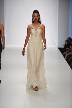 Los angeles - 19 Ekim: model yürür pist 19 Ekim 2012 tarihinde los angeles moda hafta sonu boyunca günbatımı gower Studios dina bar-el koleksiyonu için los ageles, ca