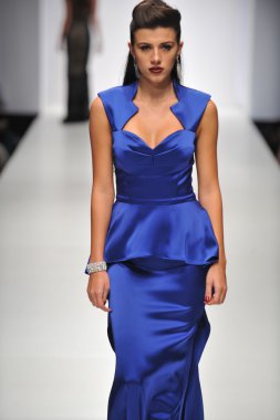 Los angeles - 19 Ekim: model yürür pist 19 Ekim 2012 tarihinde los angeles moda hafta sonu boyunca günbatımı gower Studios dina bar-el koleksiyonu için los ageles, ca