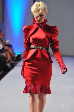 New york-17 Eylül: model waldorf astoria new york City, ny pilar macchione Show'da couture moda haftası üzerinde 17 Eylül 2012, 2013 ilkbahar yaz için pist yürür