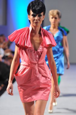 New york-17 Eylül: model waldorf astoria new york City, ny pilar macchione Show'da couture moda haftası üzerinde 17 Eylül 2012, 2013 ilkbahar yaz için pist yürür