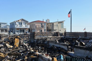 New york, ny - Kasım 09: 9 Kasım 2012 far rockaway ny queens ilçesinde havadar noktası parçası hasarlı bölgede yanık evinden Amerikan bayrağı uçar.