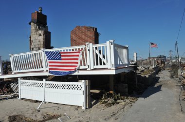 New york, ny - Kasım 09: 9 Kasım 2012 far rockaway ny queens ilçesinde havadar noktası parçası hasarlı bölgede yanık evinden Amerikan bayrağı uçar.