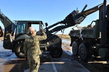 New york, ny - Kasım 09: US marines taşımak bir enkaz ve parçalar far rockaway havadar noktası bölümü yıkılan evlerin 9 Kasım 2012 ny queens ilçe içinde