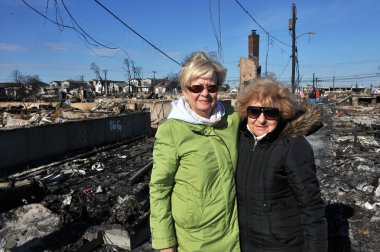 New york, ny - november 09: ingezetenen naar scènes van orkaan zandstrand de nasleep in het luchtig punt deel van far rockaway op 9 november 2012 in de borough queens van new york city.