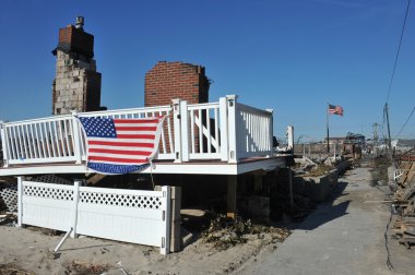 New york, ny - Kasım 09: 9 Kasım 2012 far rockaway ny queens ilçesinde havadar noktası parçası hasarlı bölgede yanık evinden Amerikan bayrağı uçar.