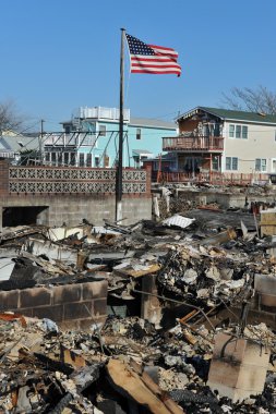 New york, ny - Kasım 09: 9 Kasım 2012 far rockaway ny queens ilçesinde havadar noktası parçası hasarlı bölgede yanık evinden Amerikan bayrağı uçar.