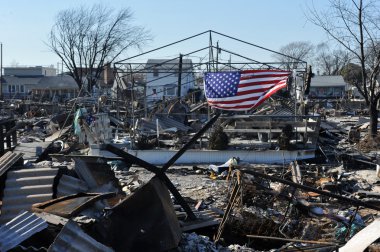 New york, ny - Kasım 09: 9 Kasım 2012 far rockaway ny queens ilçesinde havadar noktası parçası hasarlı bölgede yanık evinden Amerikan bayrağı uçar.