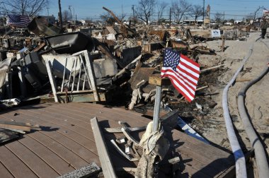 New york, ny - Kasım 09: 9 Kasım 2012 far rockaway ny queens ilçesinde havadar noktası parçası hasarlı bölgede yanık evinden Amerikan bayrağı uçar.