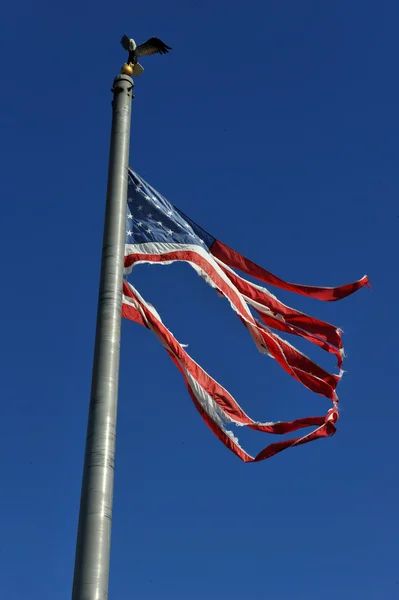 Νέα Υόρκη, Νέα Υόρκη - Νοεμβρίου 09: μια αμερικανική σημαία άρπαξαν μύγες από την μπροστινή αυλή ενός σπιτιού σε μια κατεστραμμένη περιοχή 9 Νοεμβρίου, 2012 στο ανεμοδαρμένο σημείο τμήμα της πολύ rockaway στο Δήμο queens της Νέας Υόρκης. — Φωτογραφία Αρχείου