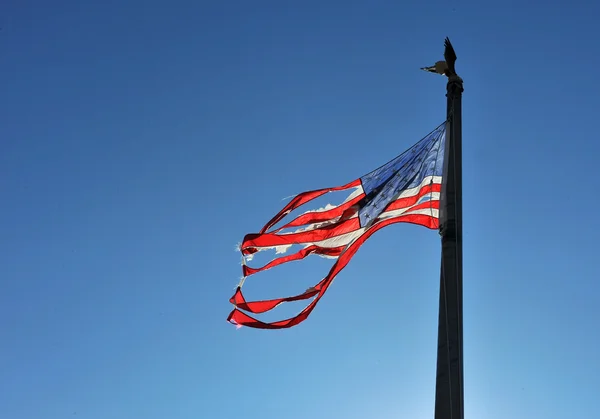 NUEVA YORK, NY - 09 DE NOVIEMBRE: Una bandera estadounidense arrancada ondea desde el patio delantero de una casa en un área dañada 9 de noviembre de 2012 en la parte Breezy Point de Far Rockaway en el distrito Queens de NY . —  Fotos de Stock