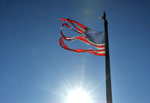 NOVA IORQUE, NY - NOVEMBRO 09: Uma bandeira rasgada americana voa do jardim da frente de uma casa em uma área danificada 9 de novembro de 2012 na parte Breezy Point de Far Rockaway, no distrito de Queens, NY . — Fotografia de Stock