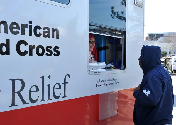 NUEVA YORK, NY - 09 DE NOVIEMBRE: recoge almuerzos calientes de una unidad móvil de alimentación de la Cruz Roja en la parte Breezy Point de Far Rockaway el 9 de noviembre de 2012 en el distrito de Queens de la ciudad de Nueva York . — Foto de Stock