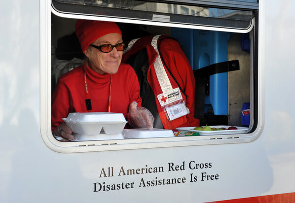 НЬЮ-ЙОРК, Нью-Йорк - 9 ноября 2012 года мобильное подразделение Красного Креста поставляет горячие обеды для местных жителей в районе Бризи-Пойнт в районе Фар-Рокуэй в районе Куинс города Нью-Йорк
.