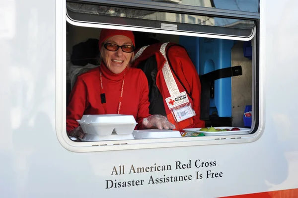 NUEVA YORK, NY - 09 DE NOVIEMBRE: Una unidad móvil de la Cruz Roja suministra almuerzos calientes para locales en la parte Breezy Point de Far Rockaway el 9 de noviembre de 2012 en el distrito de Queens de la ciudad de Nueva York . —  Fotos de Stock