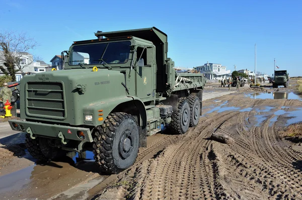 New york, ny - november 09: Amerikaanse mariniers verplaatsen een puin en delen van verwoeste huizen in de winderige punt deel van far rockaway op 9 november 2012 in de borough queens van New York — Stockfoto