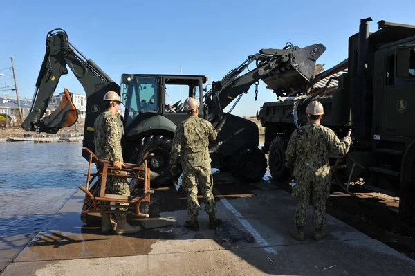 NEW YORK, NY - NOVEMBER 09: U.S. Marines move a debris and parts of destroyed houses in the Breezy Point part of Far Rockaway on November 9, 2012 in the Queens borough of NY — Stock Photo, Image