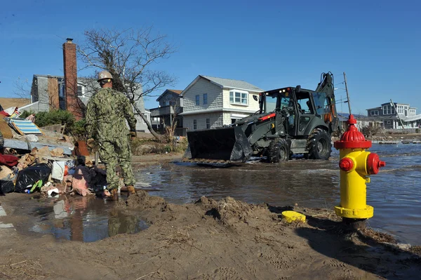 NEW YORK, NY - 09 NOVEMBRE : Les marines américains déplacent des débris et des parties de maisons détruites dans la partie Breezy Point de Far Rockaway le 9 novembre 2012 dans l'arrondissement Queens de NY — Photo