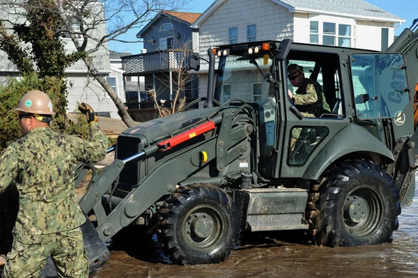 New york, ny - November 09: US-Marineinfanteristen bewegen am 9. November 2012 Trümmer und Teile zerstörter Häuser im windstillen Teil von Rockaway im Königinnenviertel von ny — Stockfoto