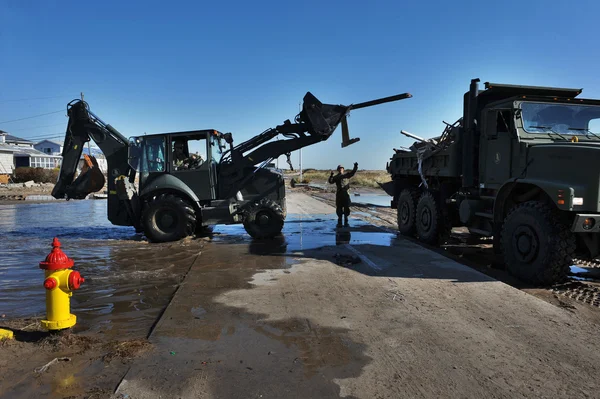 New york, ny - Kasım 09: US marines taşımak bir enkaz ve parçalar far rockaway havadar noktası bölümü yıkılan evlerin 9 Kasım 2012 ny queens ilçe içinde — Stok fotoğraf