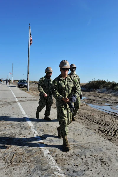 NUEVA YORK, NY - 09 DE NOVIEMBRE: Los marines estadounidenses trasladan los escombros y partes de las casas destruidas en la parte Breezy Point de Far Rockaway el 9 de noviembre de 2012 en el distrito de Queens, Nueva York — Foto de Stock