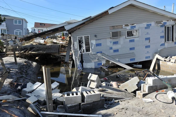 NEW YORK, NY - NOVEMBER 09: Scenes of Hurricane Sandy's aftermath in the Breezy Point part of Far Rockawayon November 9, 2012 in the Queens borough of New York City. — Stock Photo, Image