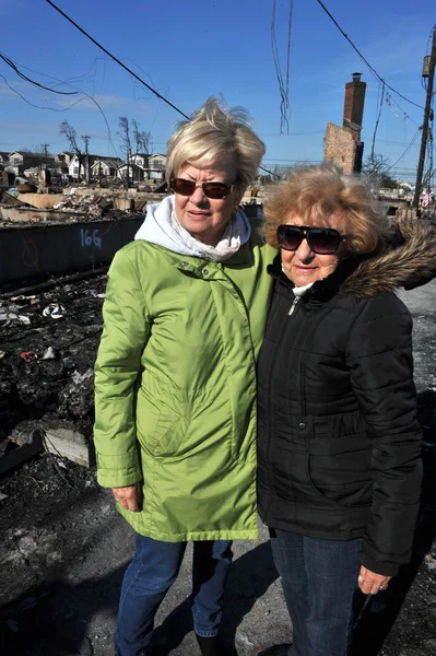 NEW YORK, NY - 09 NOVEMBRE : Des résidents regardent les scènes des suites de l'ouragan Sandy dans la partie Breezy Point de Far Rockaway le 9 novembre 2012 dans le Queens borough de New York . — Photo