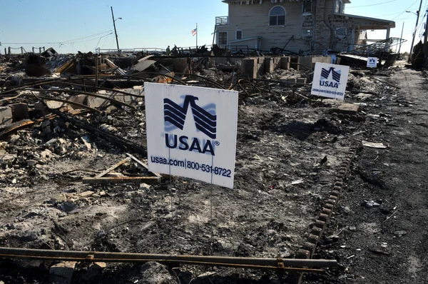 NEW YORK, NY - NOVEMBRE 09: Scene dell'uragano Sandy nel Breezy Point parte di Far Rockawayil 9 novembre 2012 nel quartiere Queens di New York . — Foto Stock