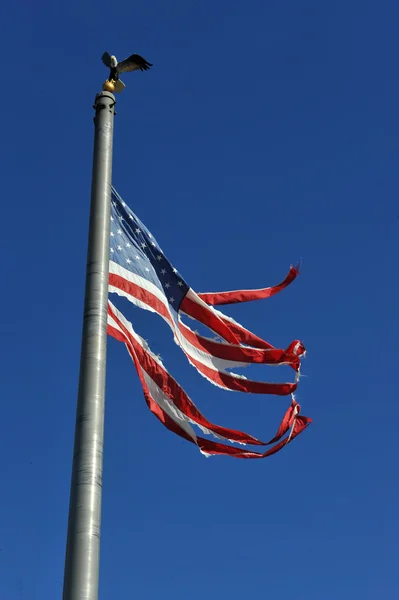 Nowy Jork, ny - Listopad 09: amerykańską flagę zgrywanie leci od podwórku domu w uszkodzonego obszaru 9 listopada 2012 w przewiewny punkt części far rockaway w dzielnicy queens, NY. — Zdjęcie stockowe