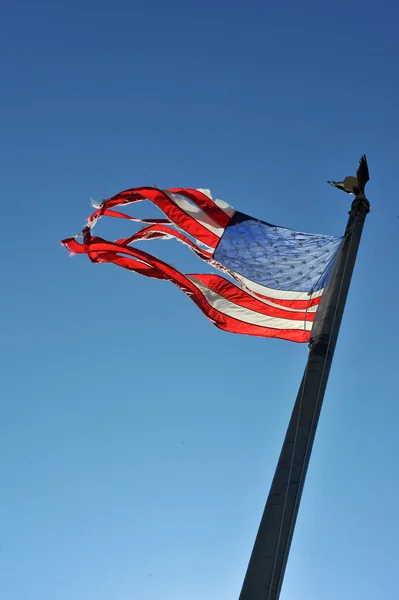 NUEVA YORK, NY - 09 DE NOVIEMBRE: Una bandera estadounidense arrancada ondea desde el patio delantero de una casa en un área dañada 9 de noviembre de 2012 en la parte Breezy Point de Far Rockaway en el distrito Queens de NY . —  Fotos de Stock