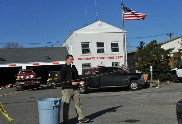 NUEVA YORK, NY - 09 DE NOVIEMBRE: Escenas de las secuelas del huracán Sandy en el Breezy Point parte de Far Rockawayon 9 de noviembre de 2012 en el distrito de Queens de la ciudad de Nueva York . —  Fotos de Stock